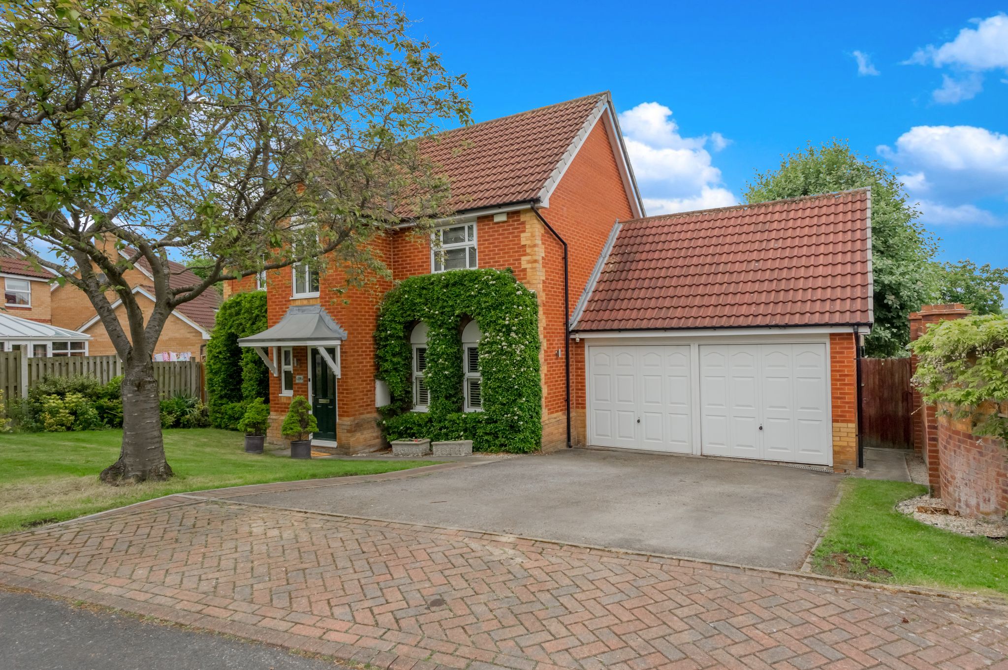 4 Bed Detached House For Sale - Photograph 1