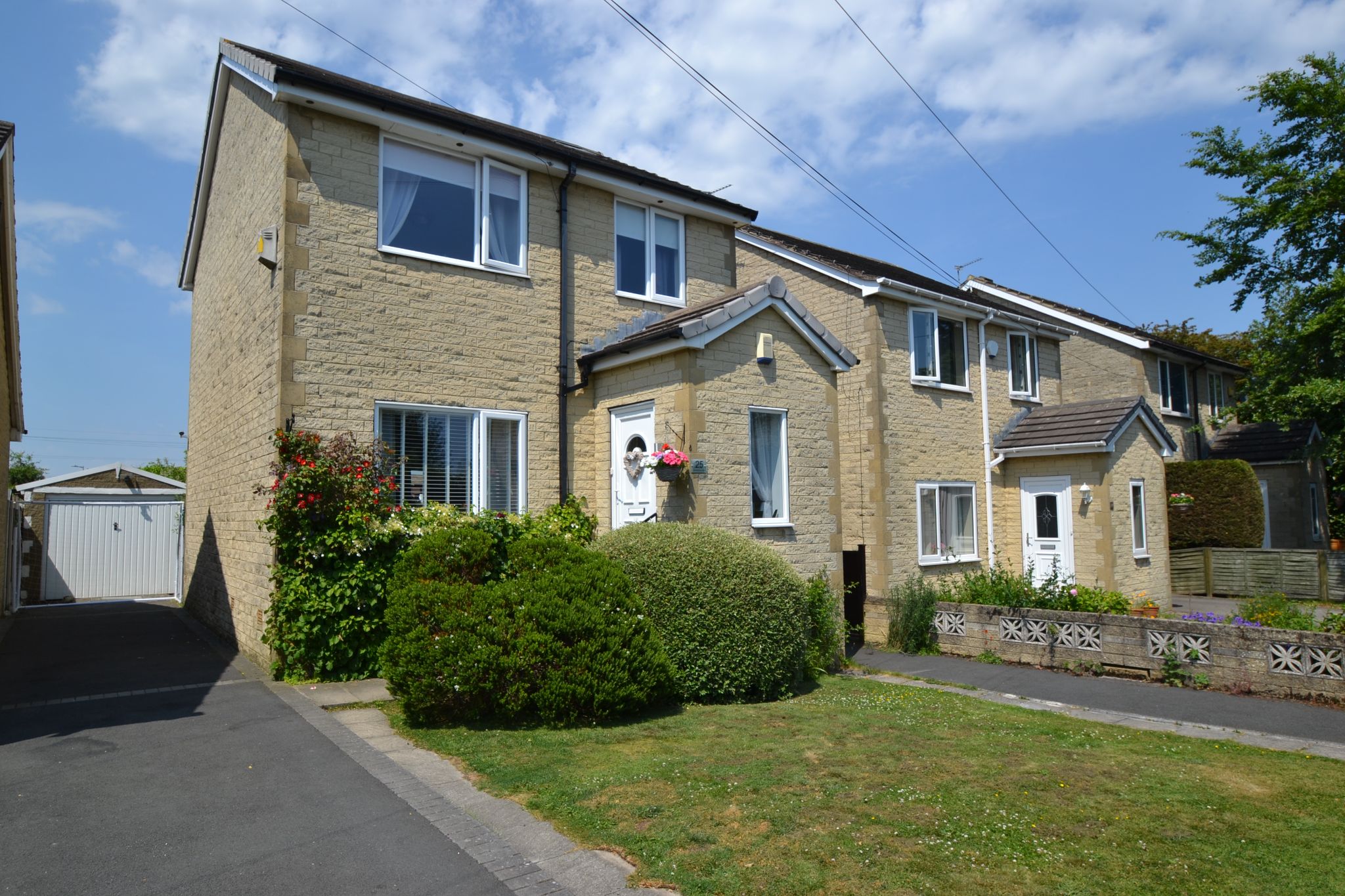 4 Bed Detached House For Sale - Photograph 1