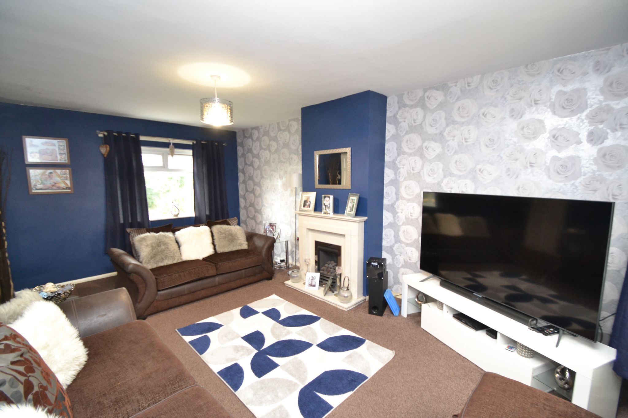 3 Bed Semi-detached House For Sale - Photograph 3