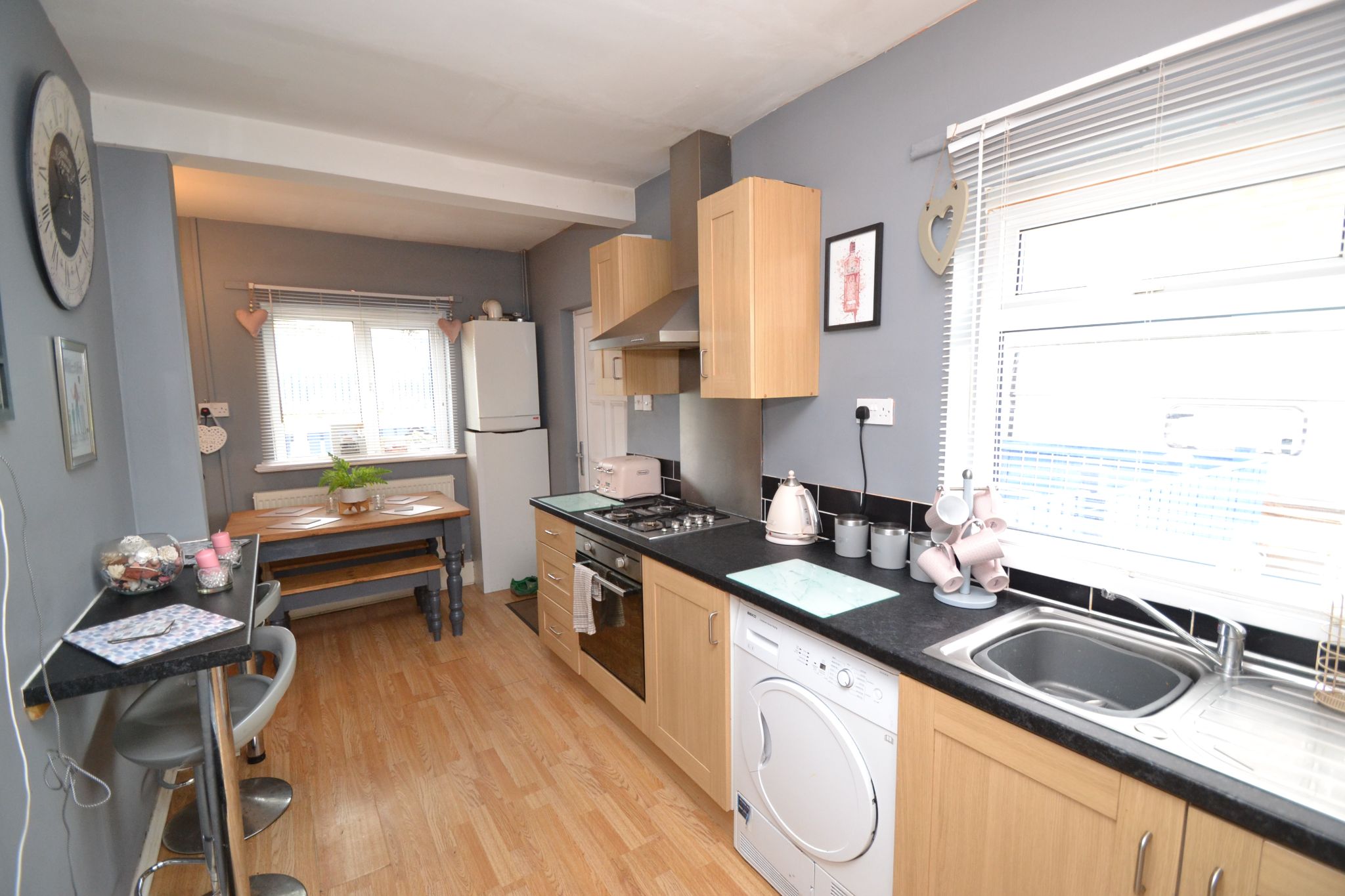 3 Bed Semi-detached House For Sale - Photograph 4