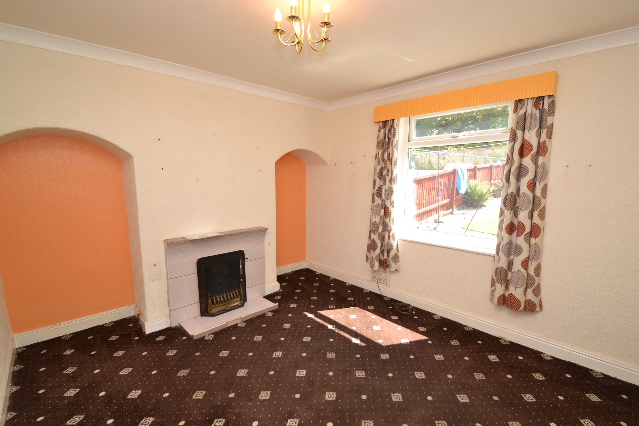 3 Bed Semi-detached House For Sale - Photograph 3