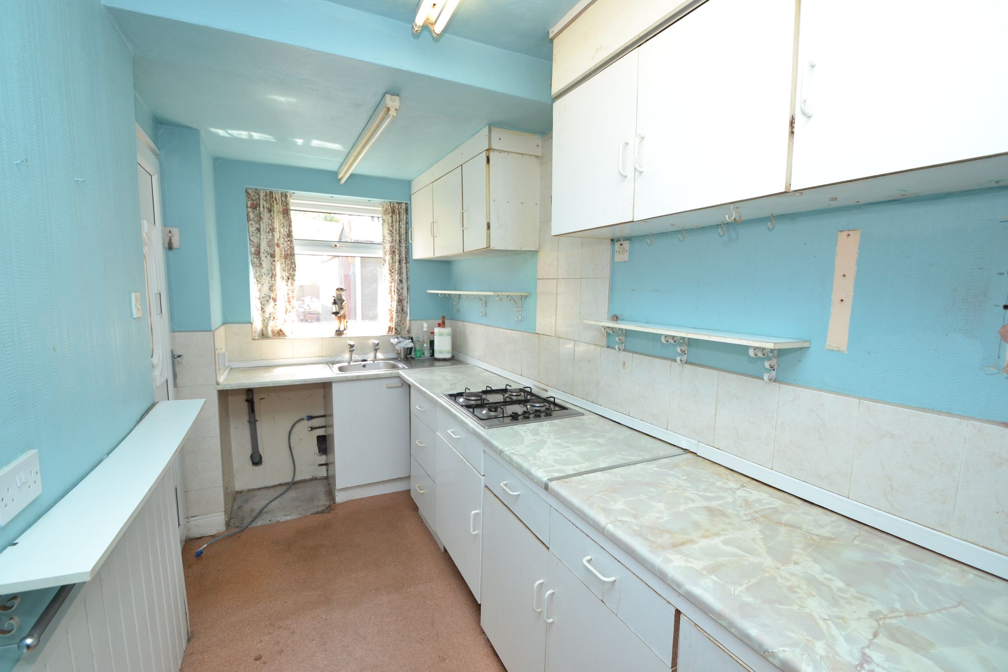 3 Bed Semi-detached House For Sale - Photograph 4