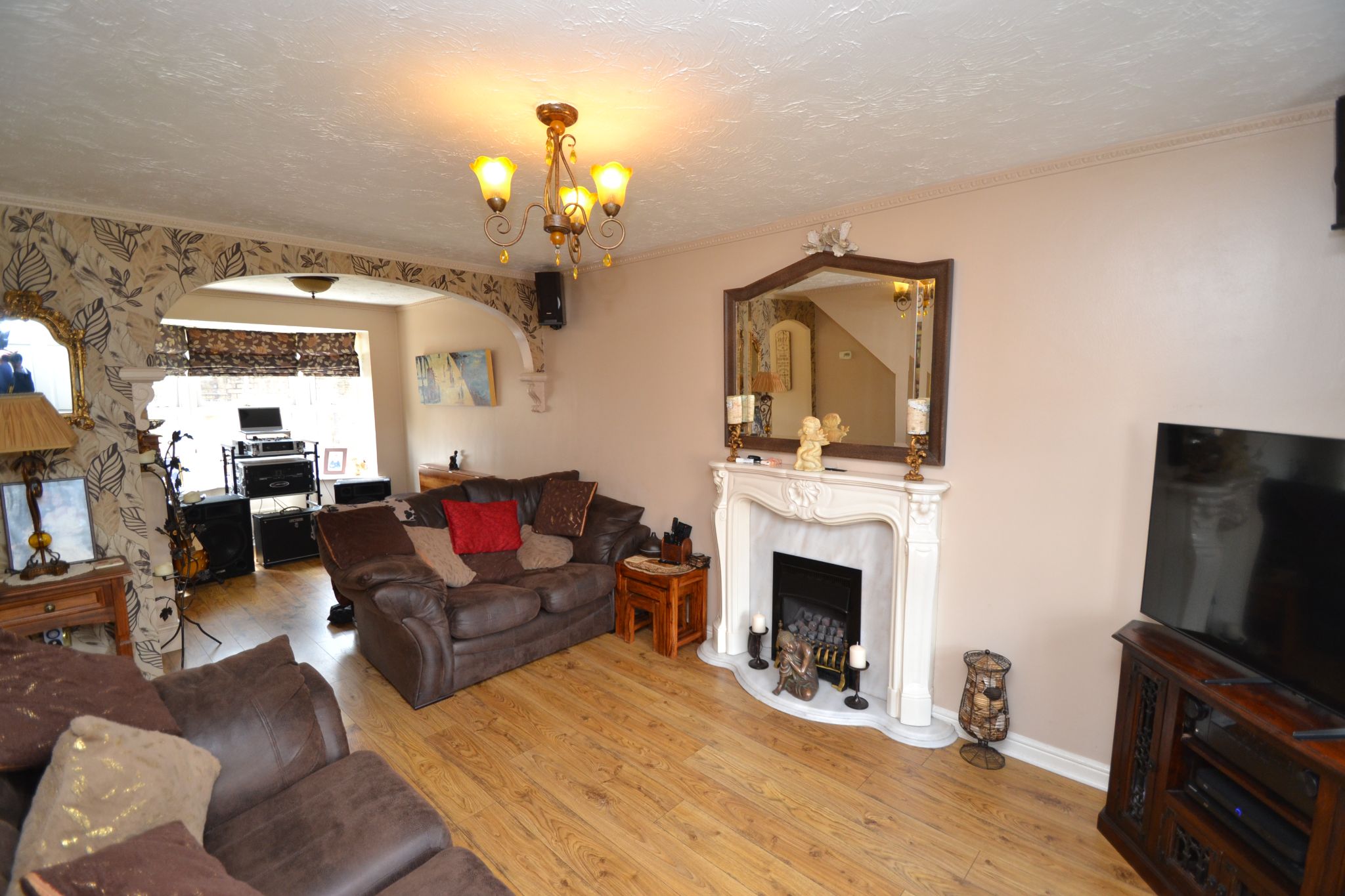 3 Bed End Terraced House For Sale - Photograph 2