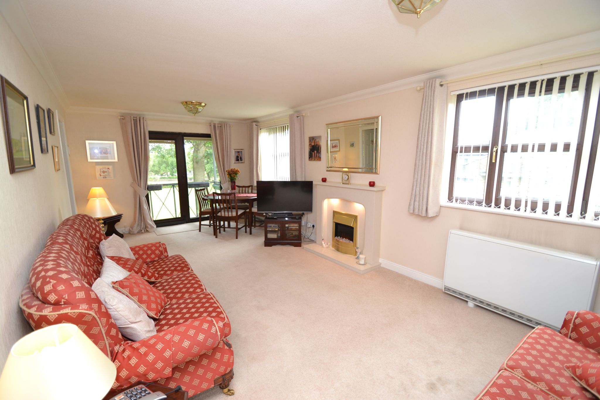 3 Bed Apartment Flat/apartment For Sale - Photograph 2