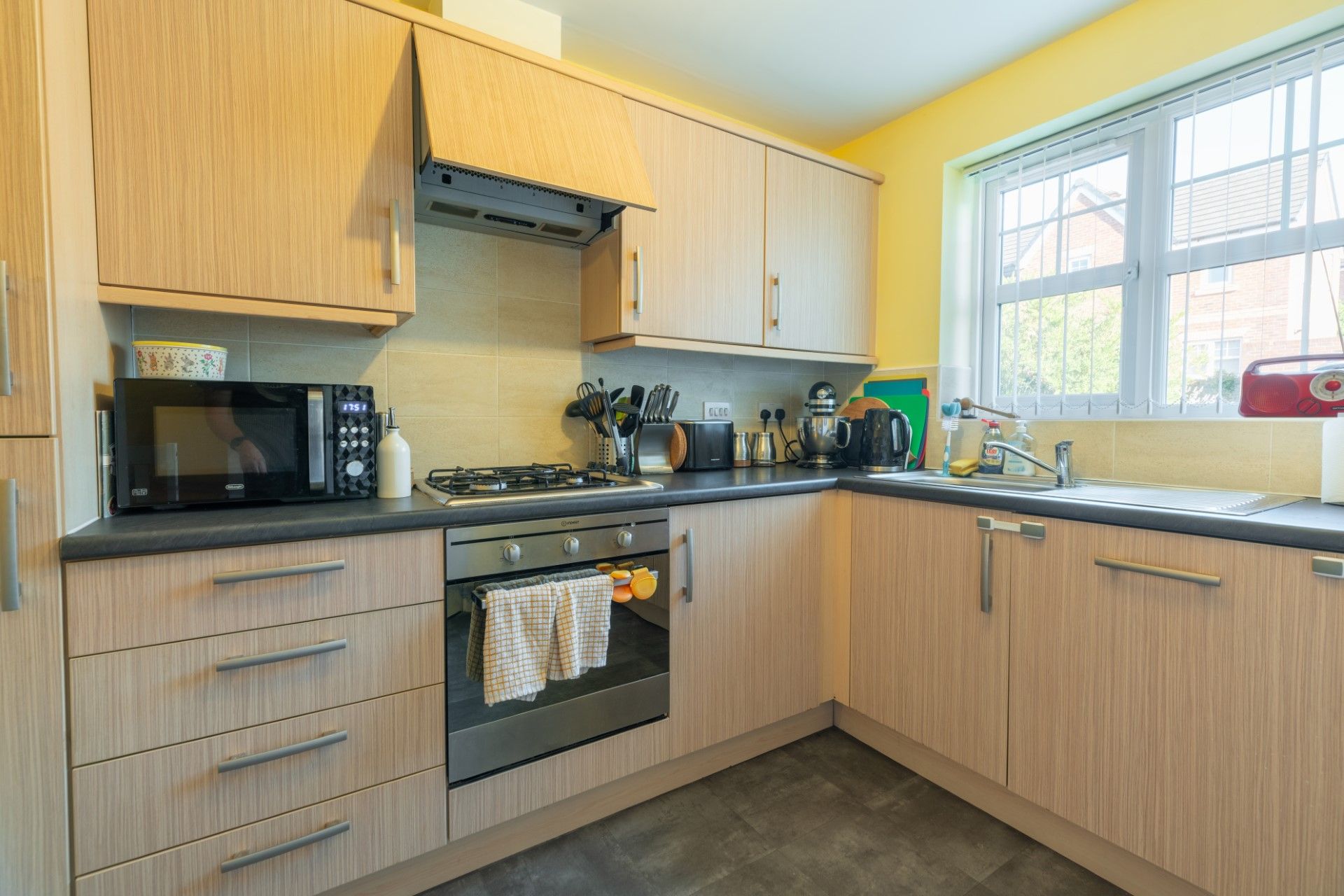 3 Bed Semi-detached House For Sale - Photograph 4