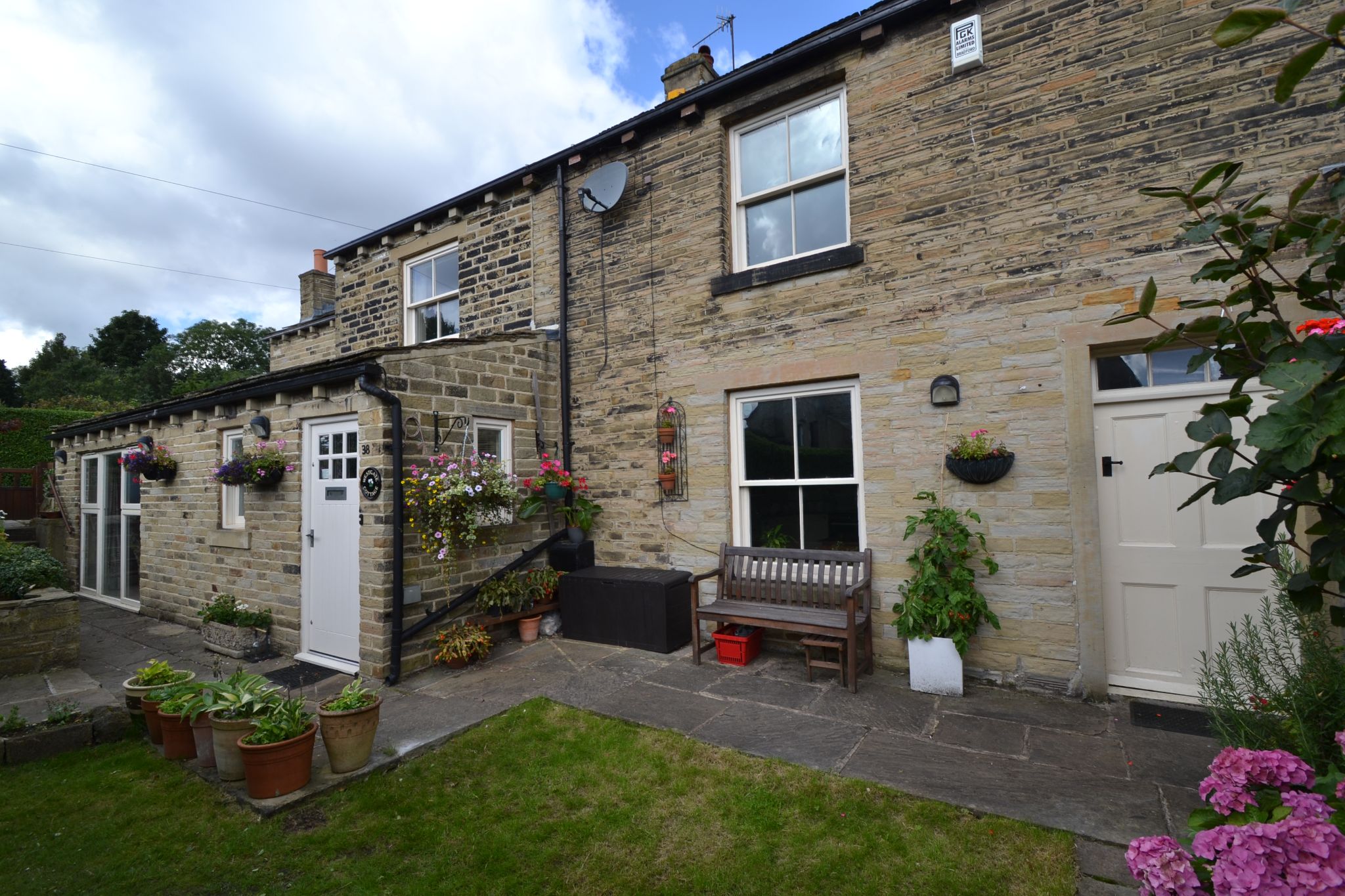3 Bed Cottage House For Sale - Photograph 1