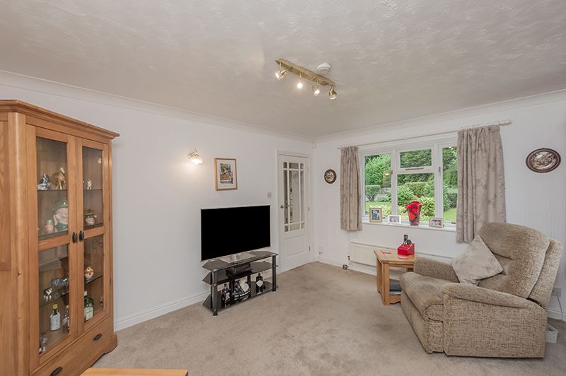4 Bed Detached House For Sale - Photograph 4