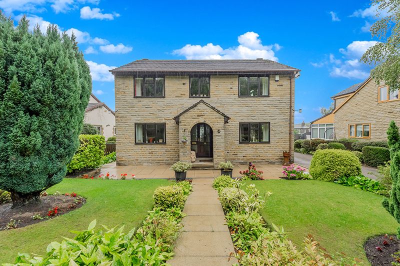 4 Bed Detached House For Sale - Photograph 1