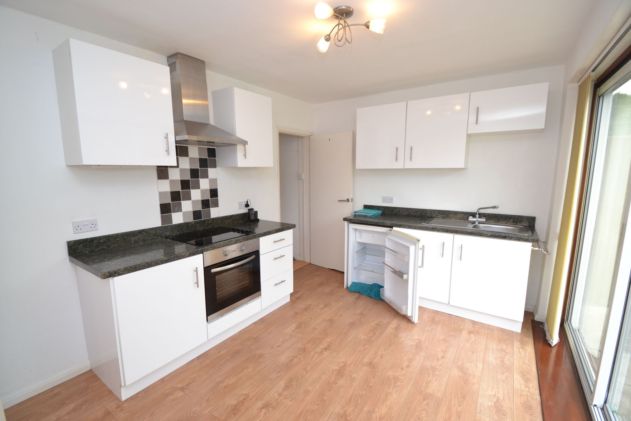 3 Bed Semi-detached House For Sale - Photograph 4