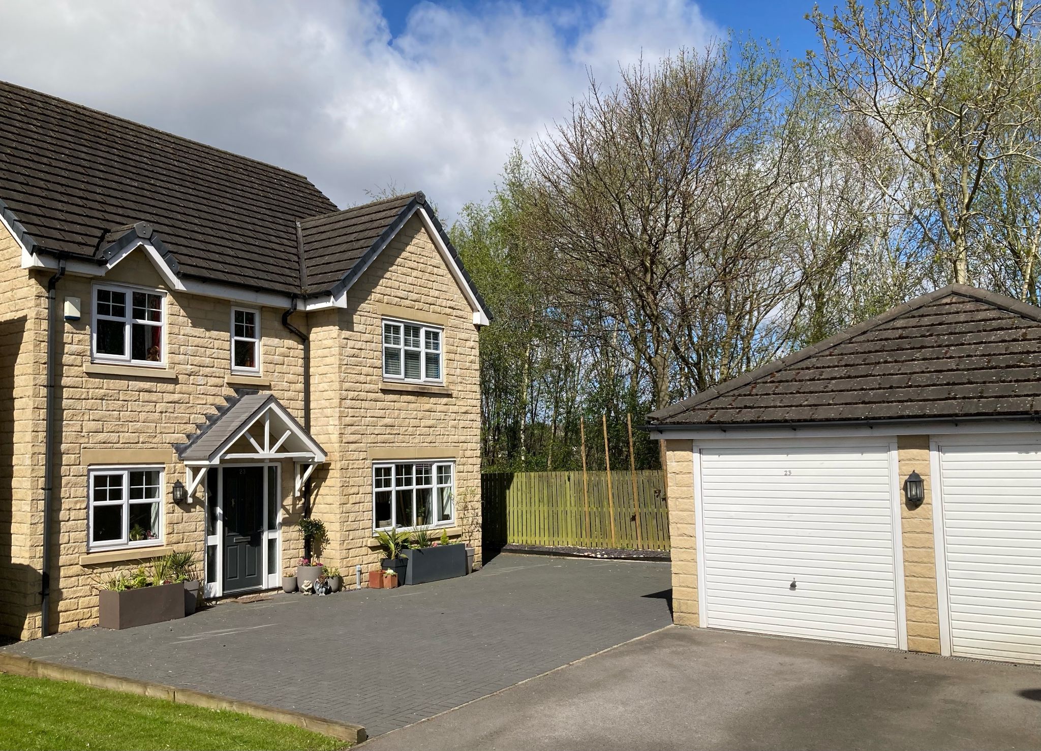 5 Bed Detached House For Sale - Photograph 1