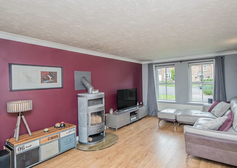 4 Bed Detached House For Sale - Photograph 2