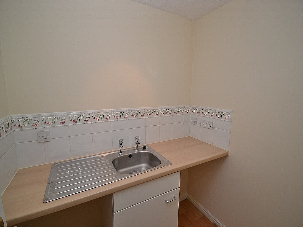 3 Bed Mid Terraced House To Rent - 0