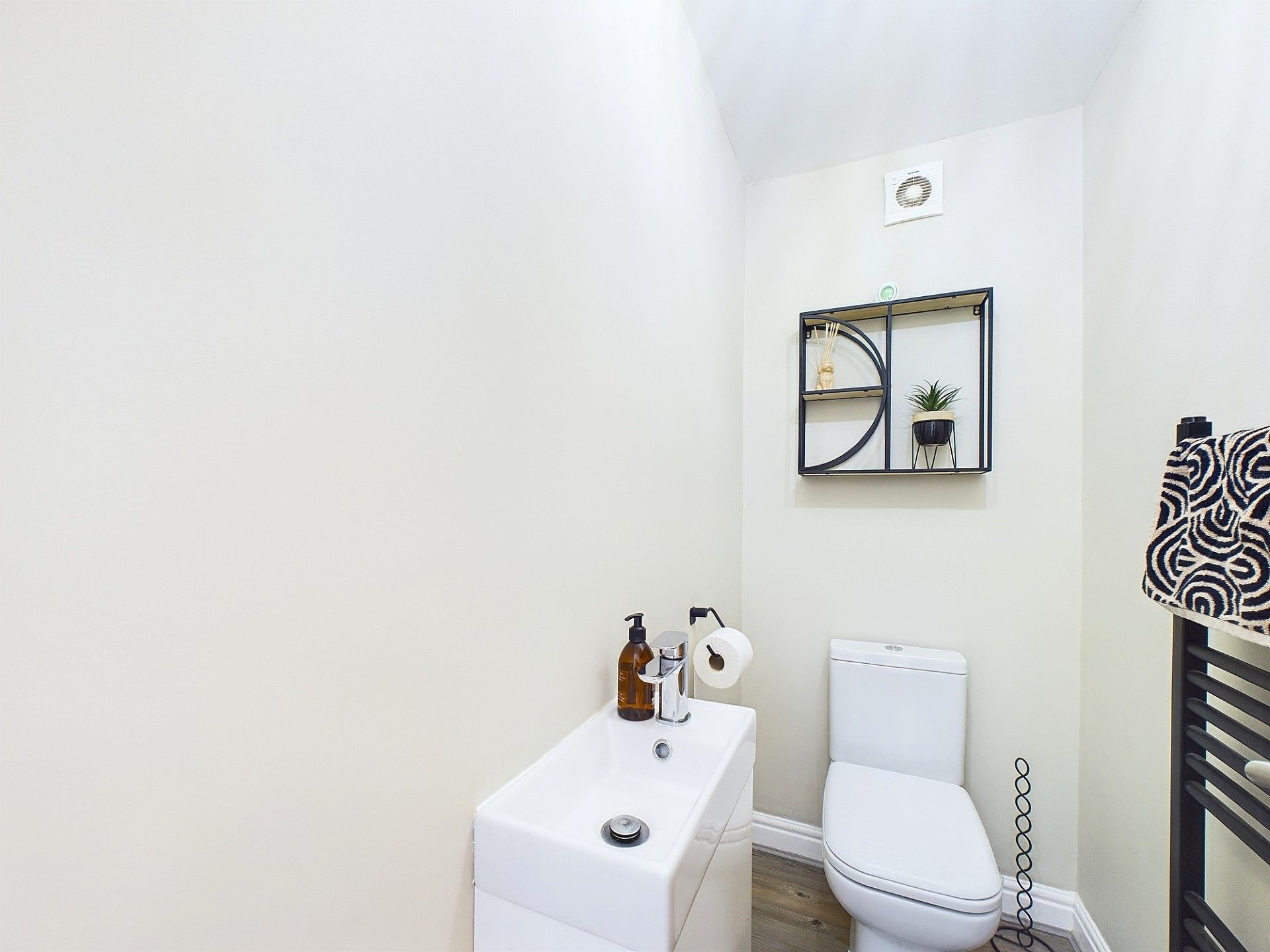 4 Bed Detached House For Sale - Photograph 4