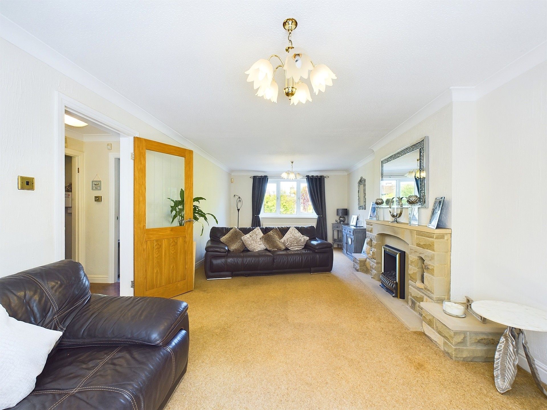 4 Bed Detached House For Sale - Photograph 2