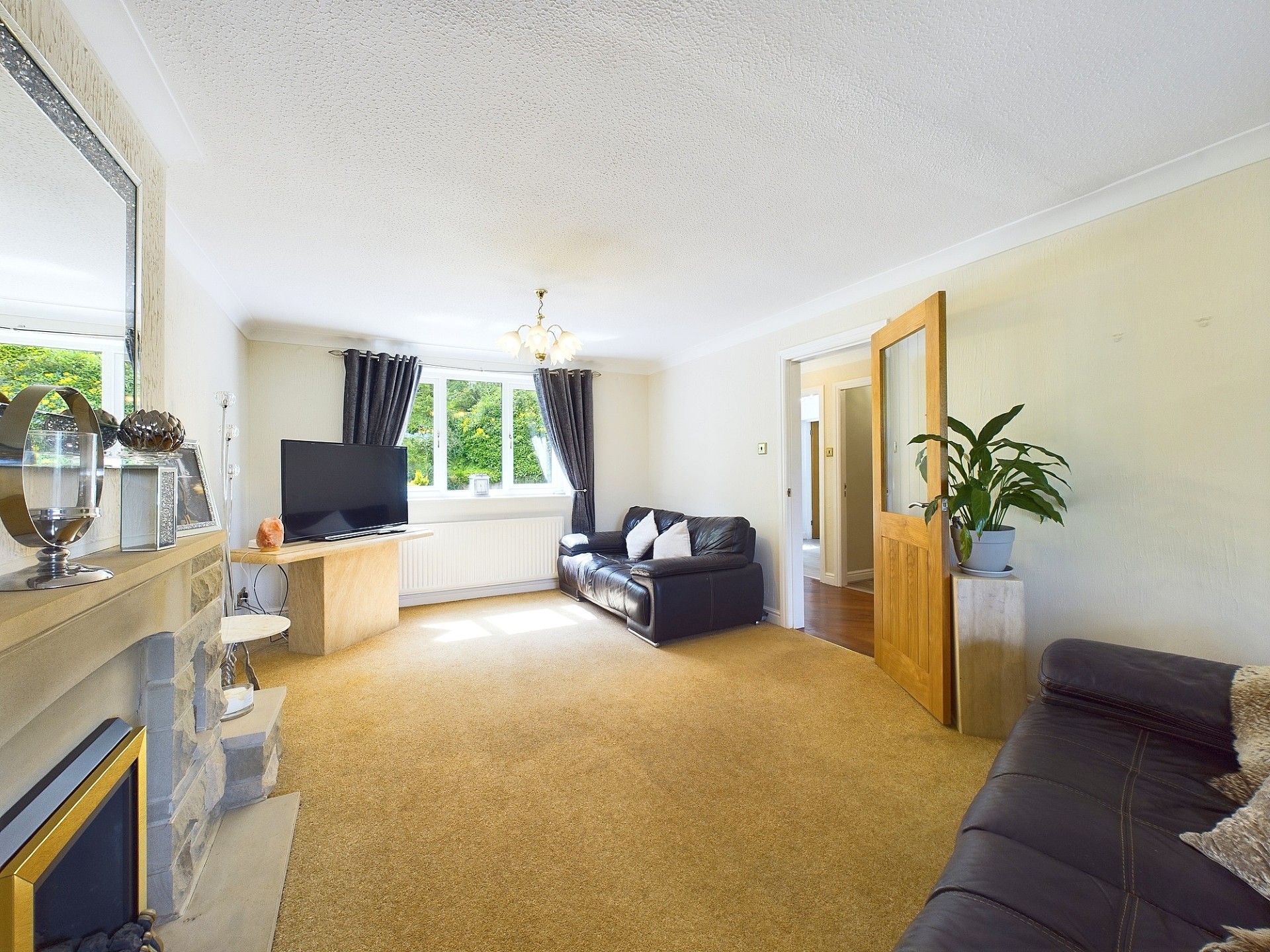 4 Bed Detached House For Sale - Photograph 3
