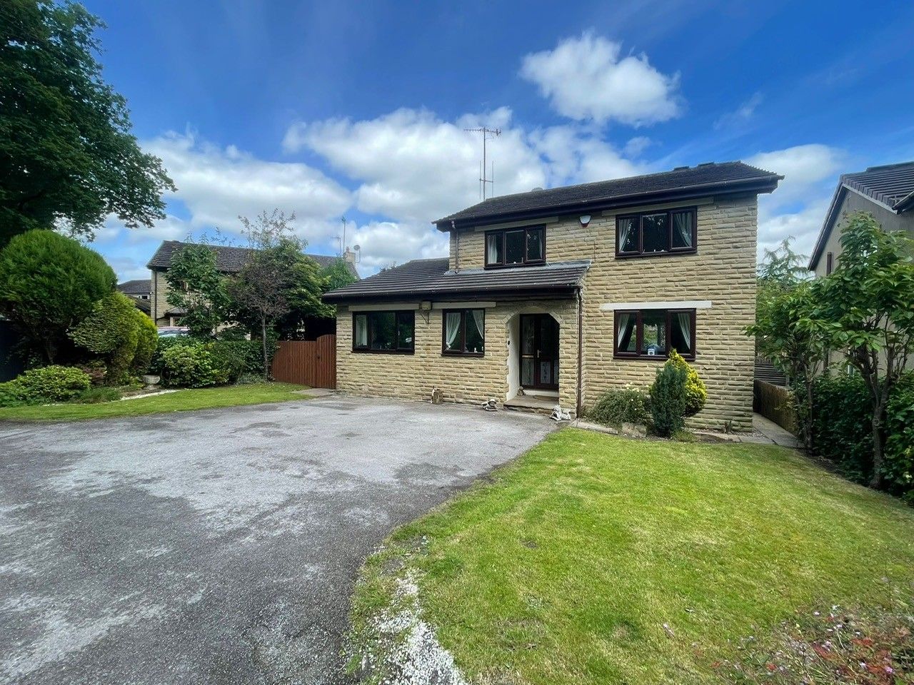 4 Bed Detached House For Sale - Photograph 1