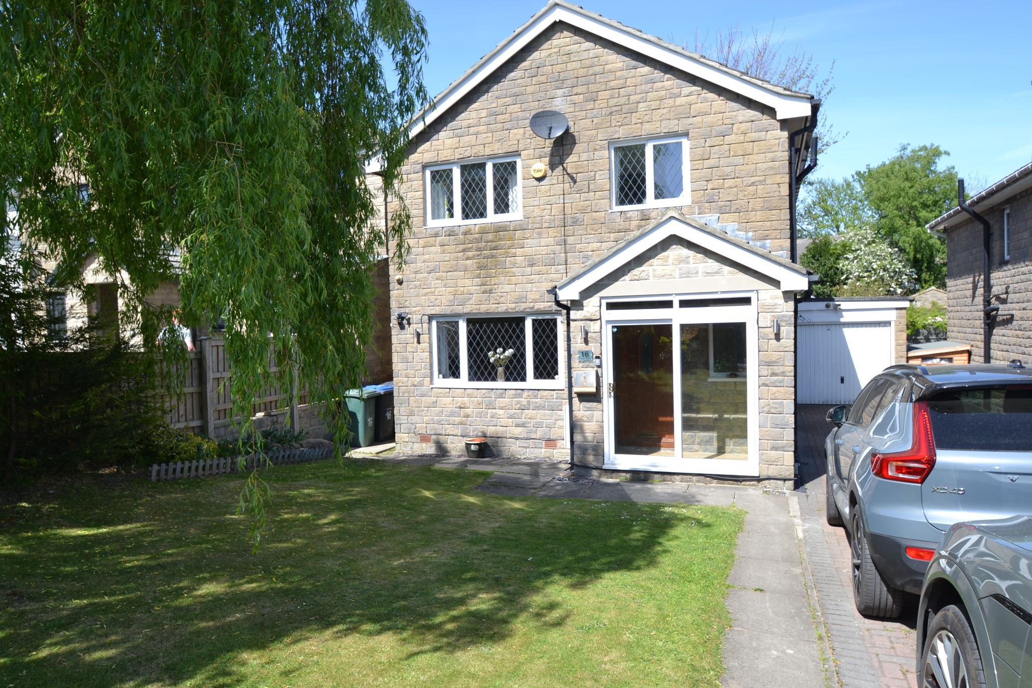 4 Bed Detached House For Sale - Photograph 1