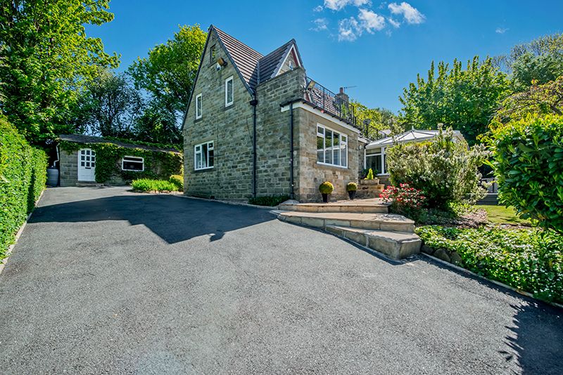 3 Bed Detached House For Sale - Photograph 1