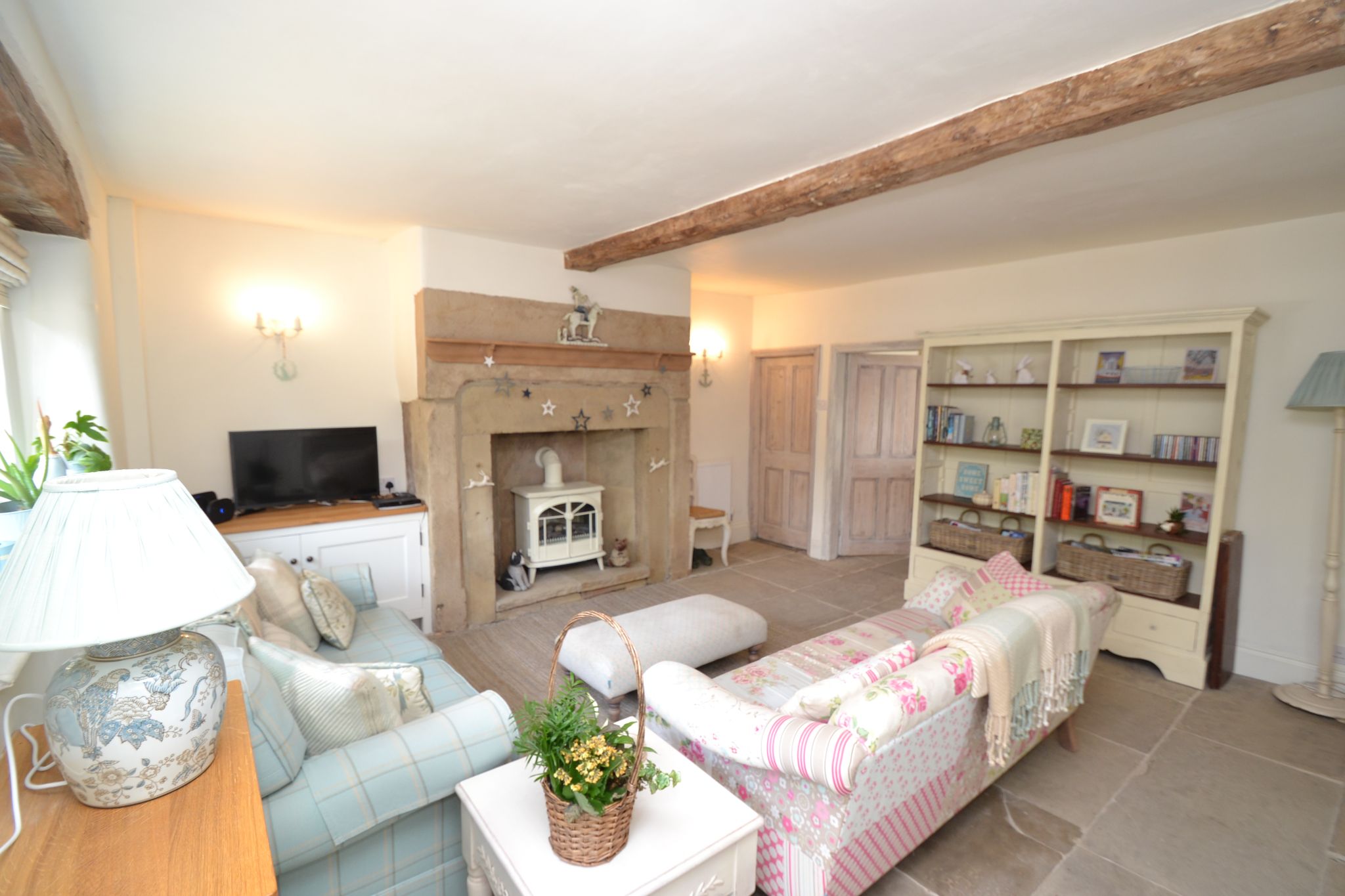 2 Bed Cottage House For Sale - Photograph 2
