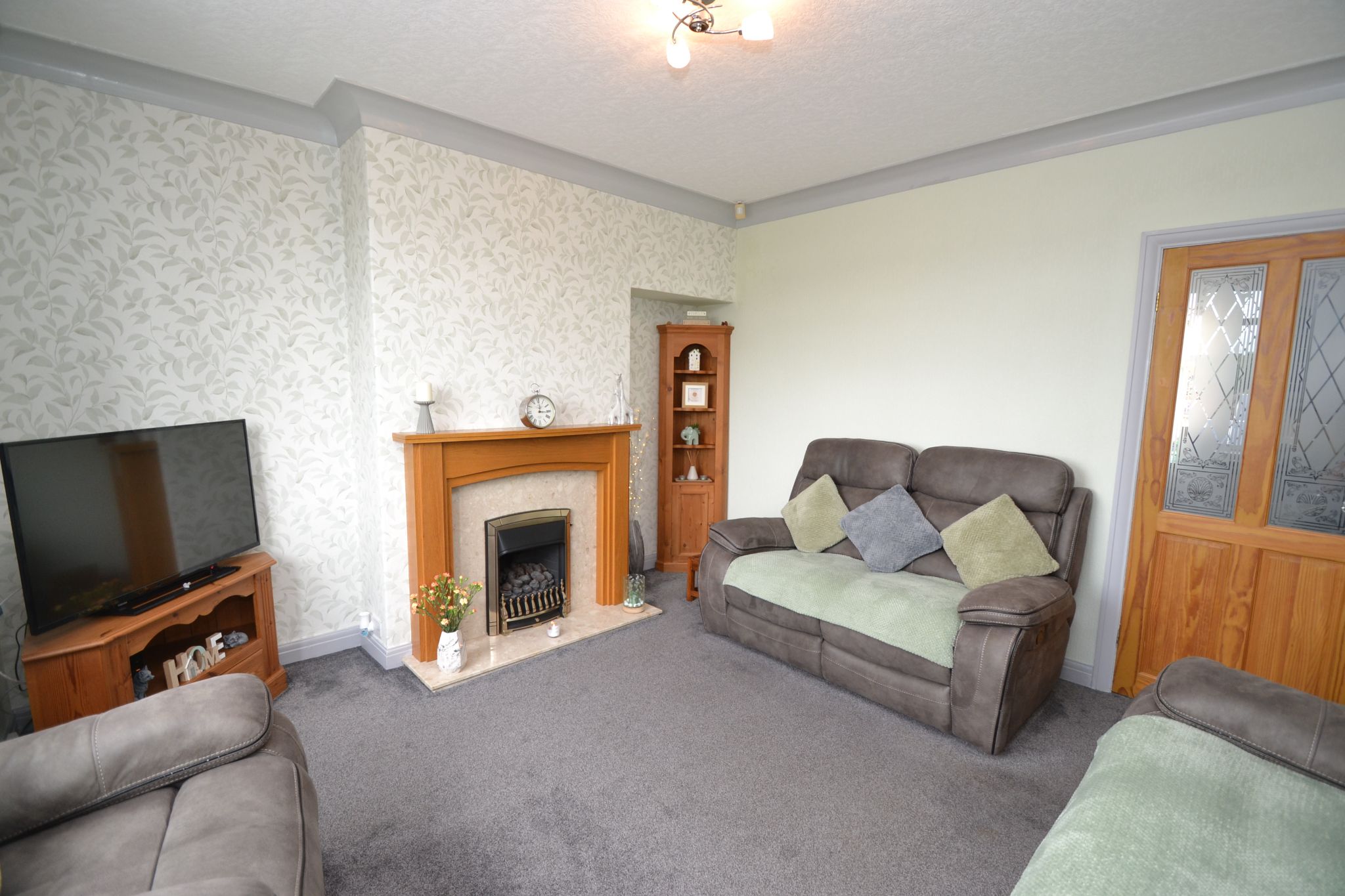 3 Bed Semi-detached House For Sale - Photograph 3