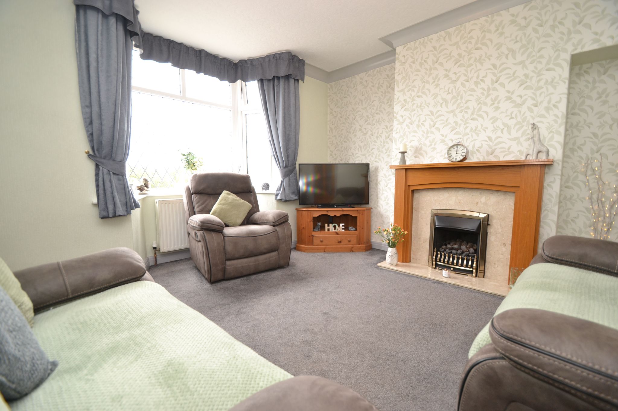 3 Bed Semi-detached House For Sale - Photograph 2