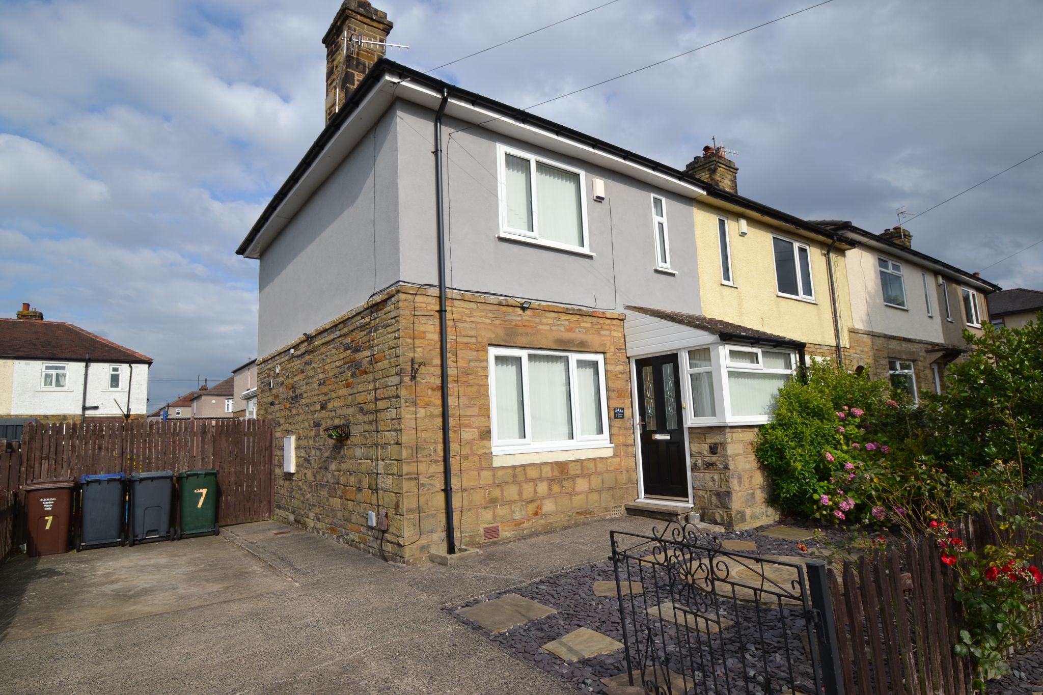 2 Bed End Terraced House For Sale - Photograph 1