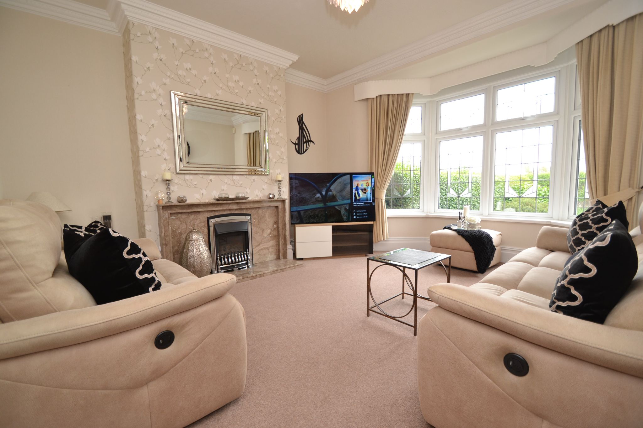 3 Bed Semi-detached House For Sale - Photograph 4