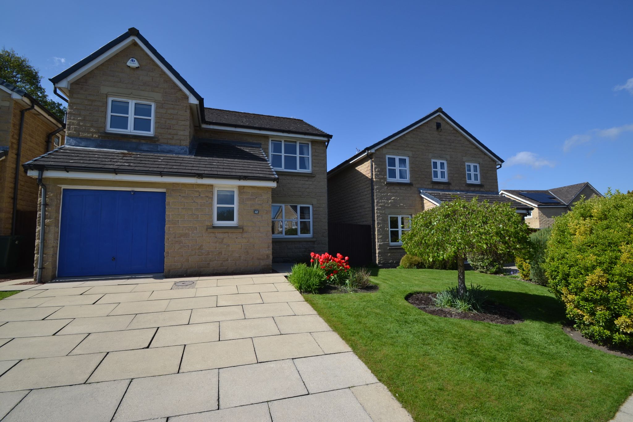 4 Bed Detached House For Sale - Photograph 1