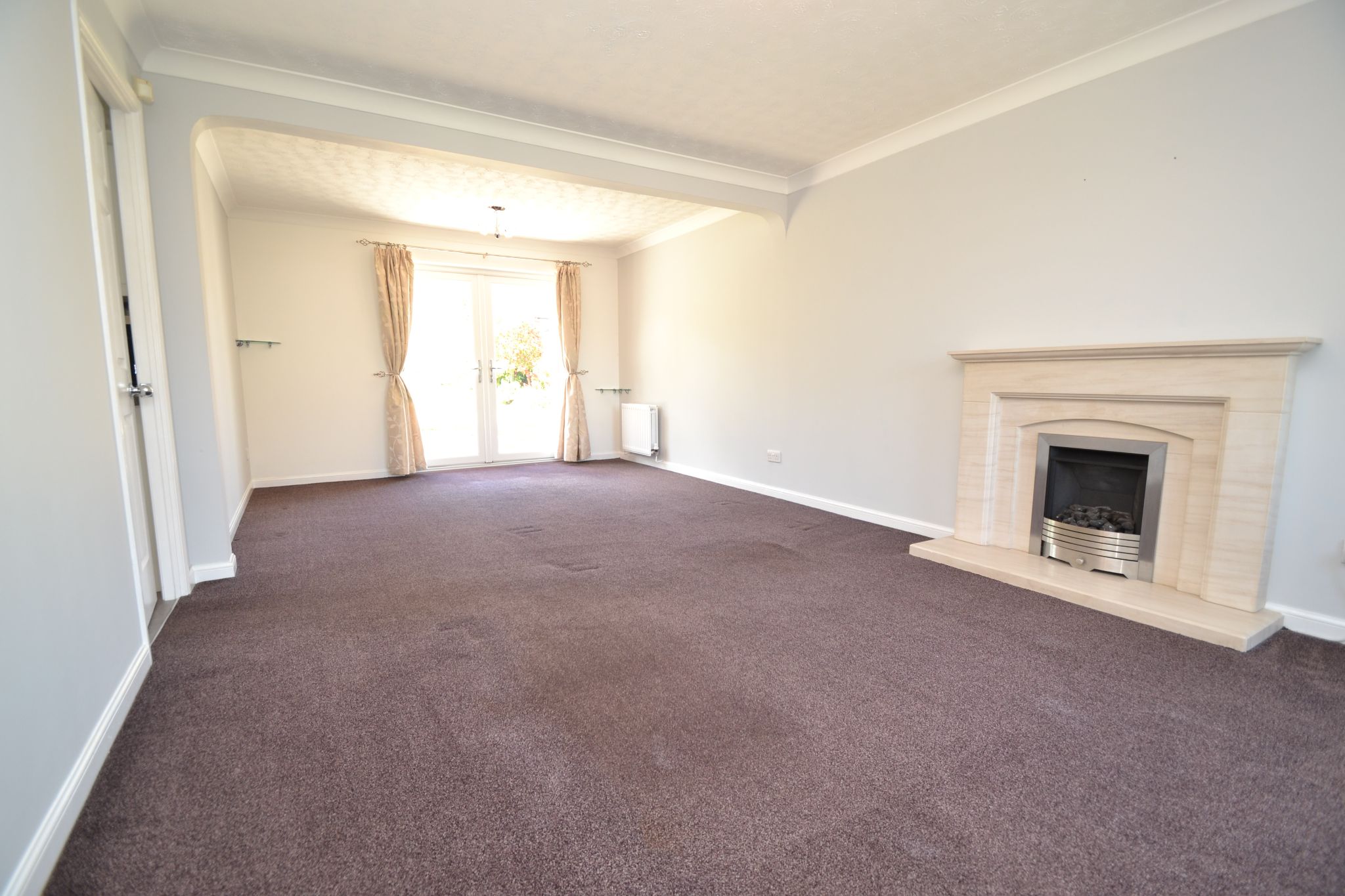 4 Bed Detached House For Sale - Photograph 2