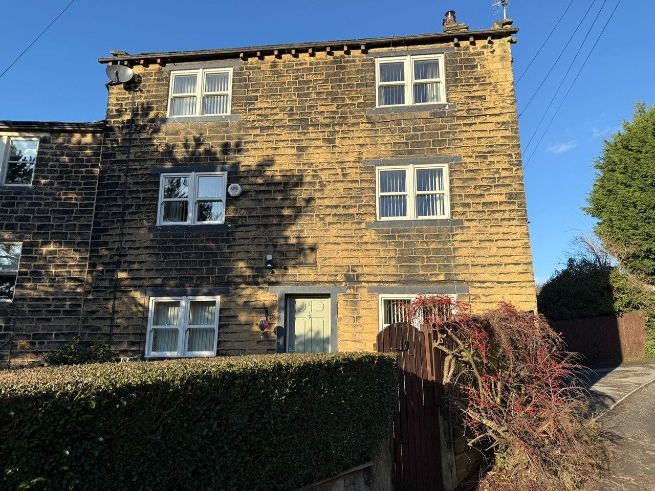 5 Bed Semi-detached House For Sale - Photograph 1