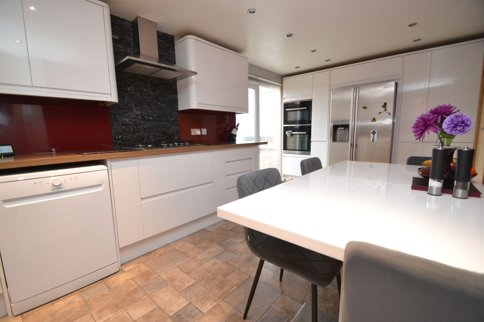 3 Bed Semi-detached House For Sale - Photograph 4