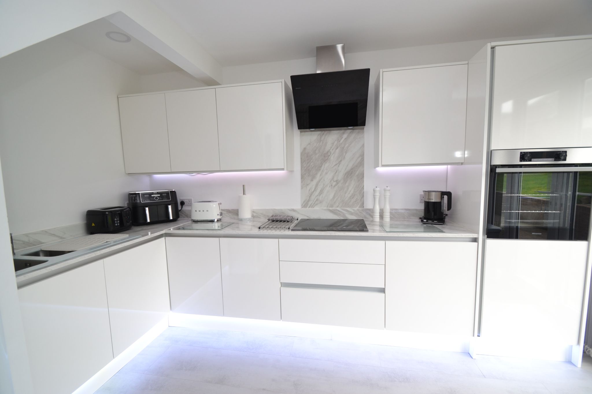 3 Bed Chalet House For Sale - Photograph 4