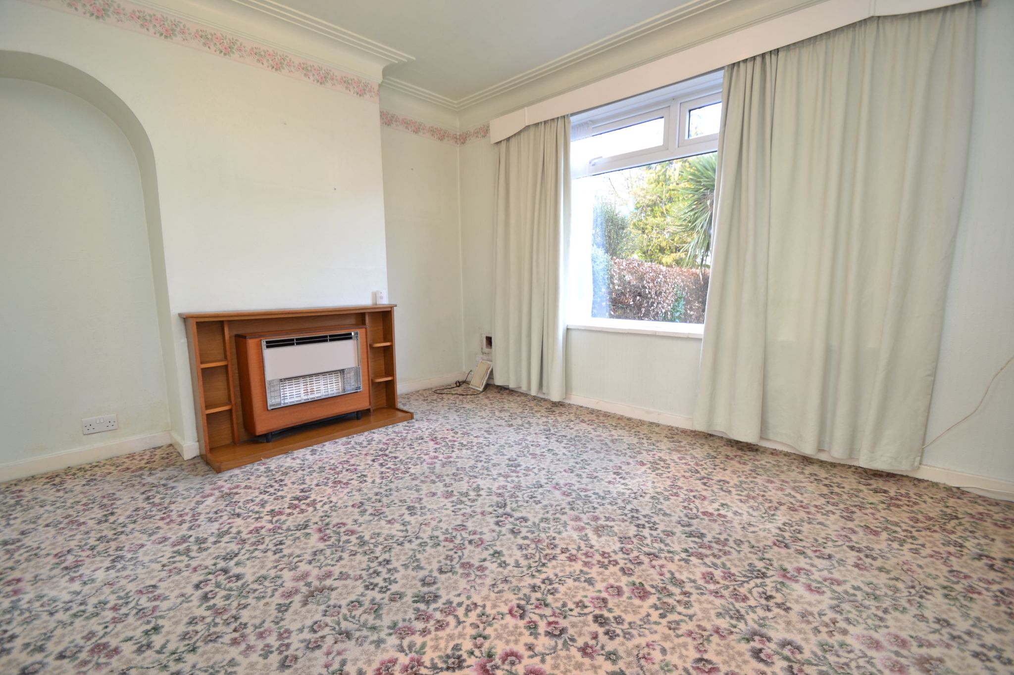 3 Bed Semi-detached House For Sale - Photograph 3