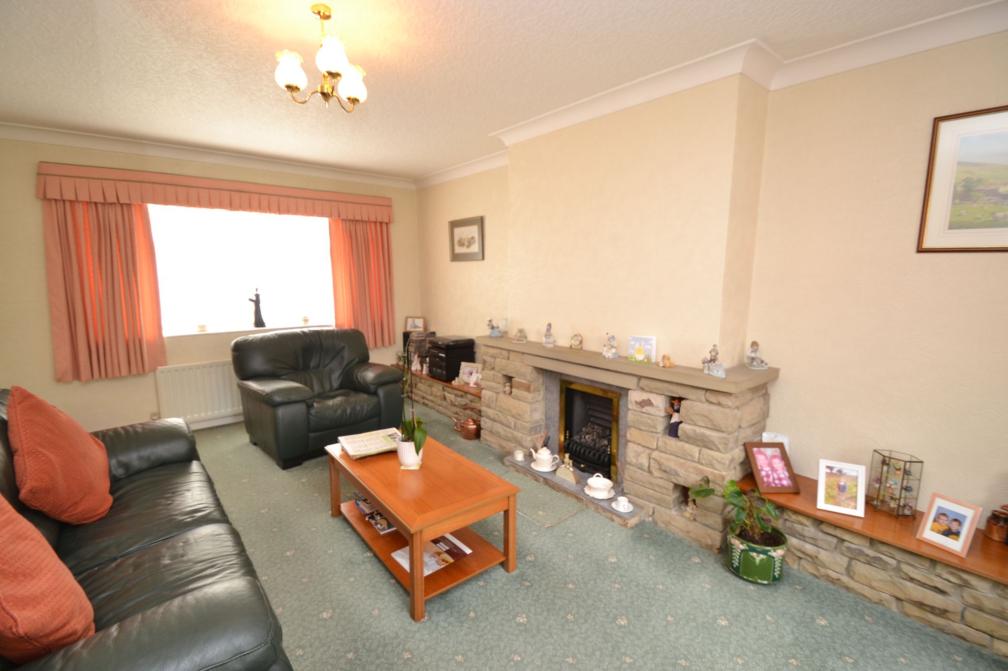 3 Bed Semi-detached House For Sale - Photograph 4