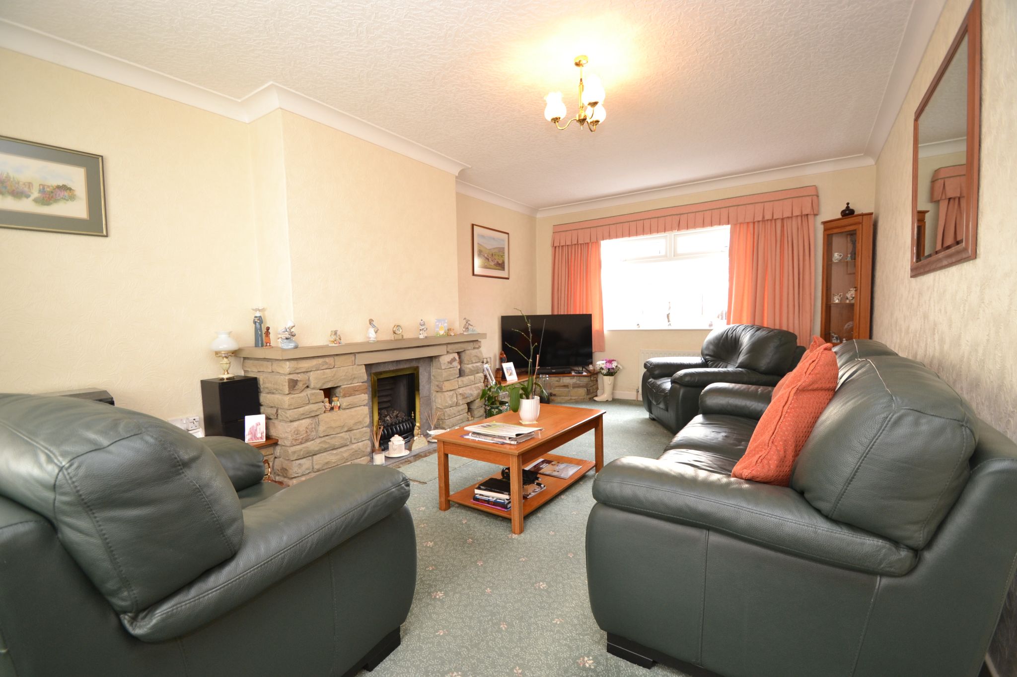 3 Bed Semi-detached House For Sale - Photograph 3