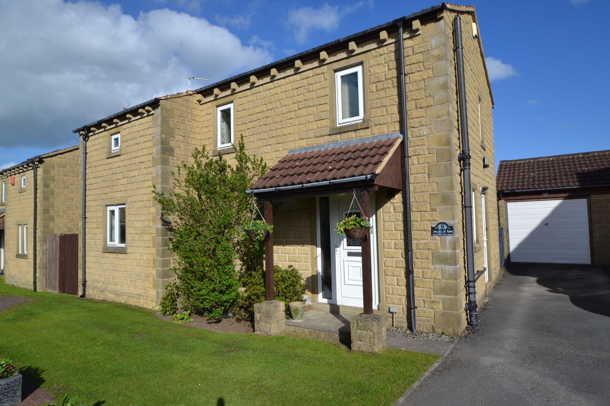 4 Bed Detached House For Sale - Photograph 1