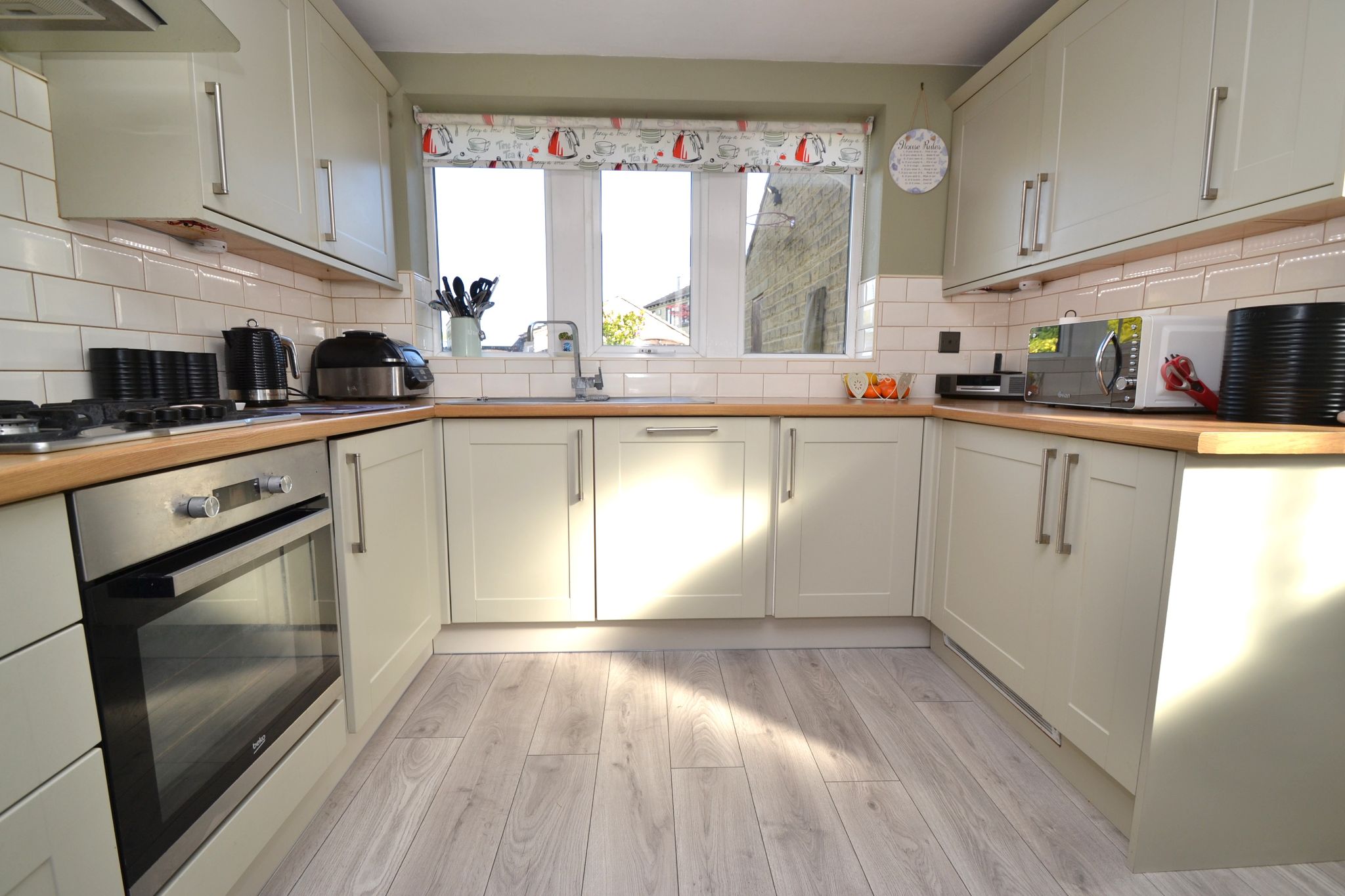 4 Bed Detached House For Sale - Photograph 4