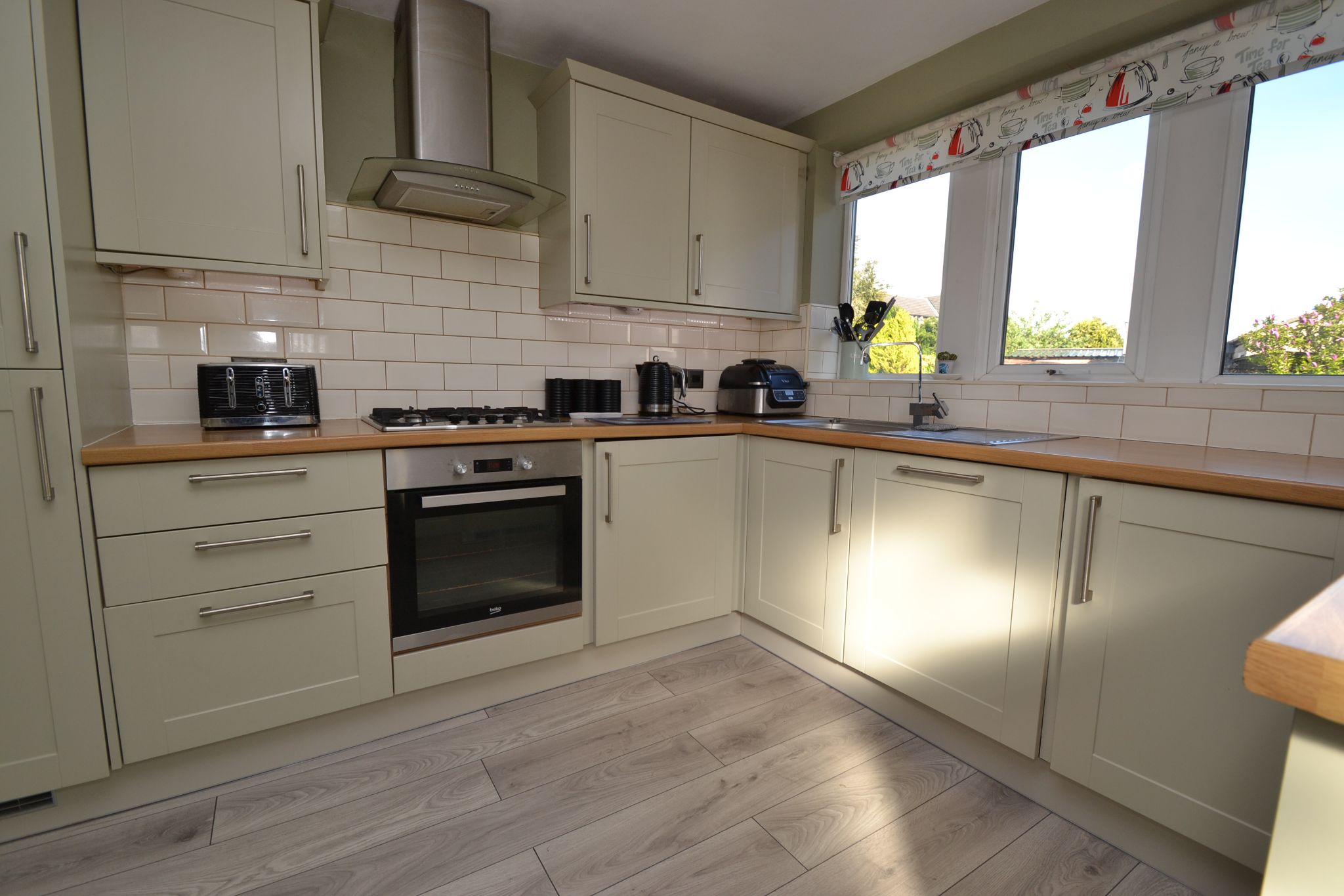 4 Bed Detached House For Sale - Photograph 4