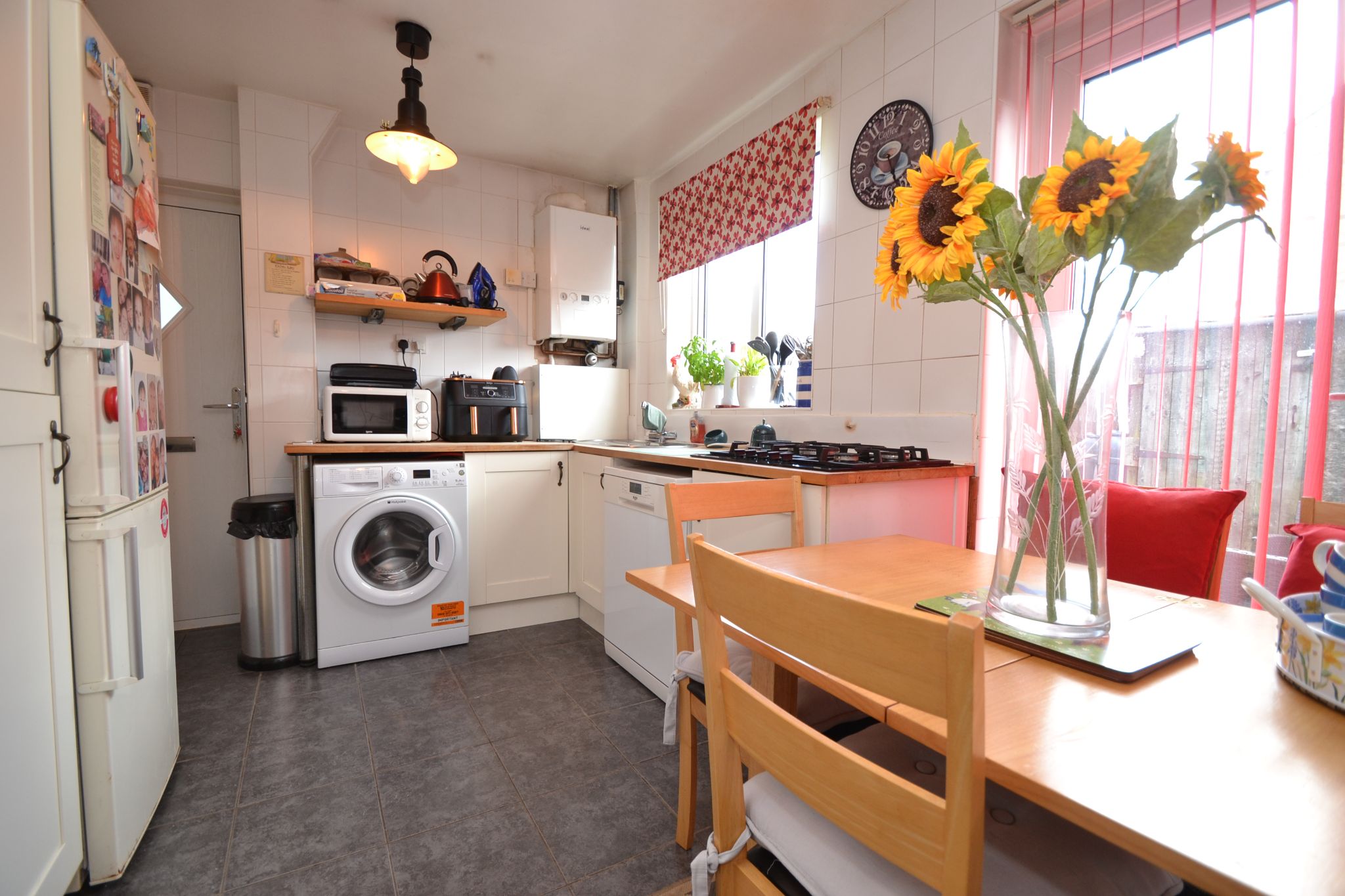 3 Bed Semi-detached House For Sale - Photograph 4