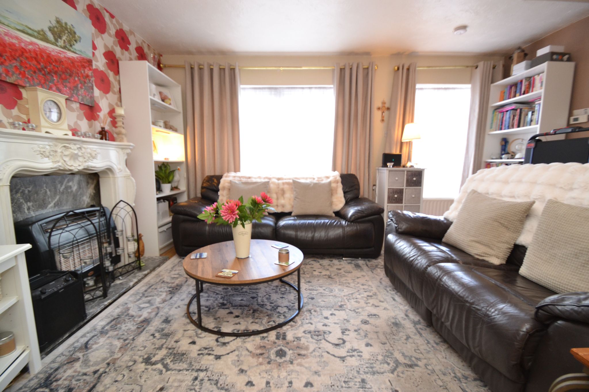 3 Bed Semi-detached House For Sale - Photograph 3