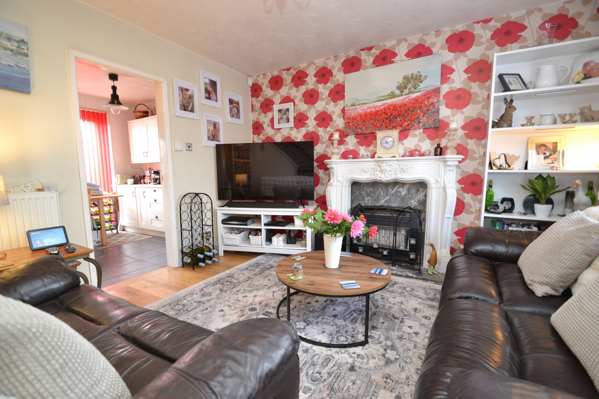 3 Bed Semi-detached House For Sale - Photograph 2