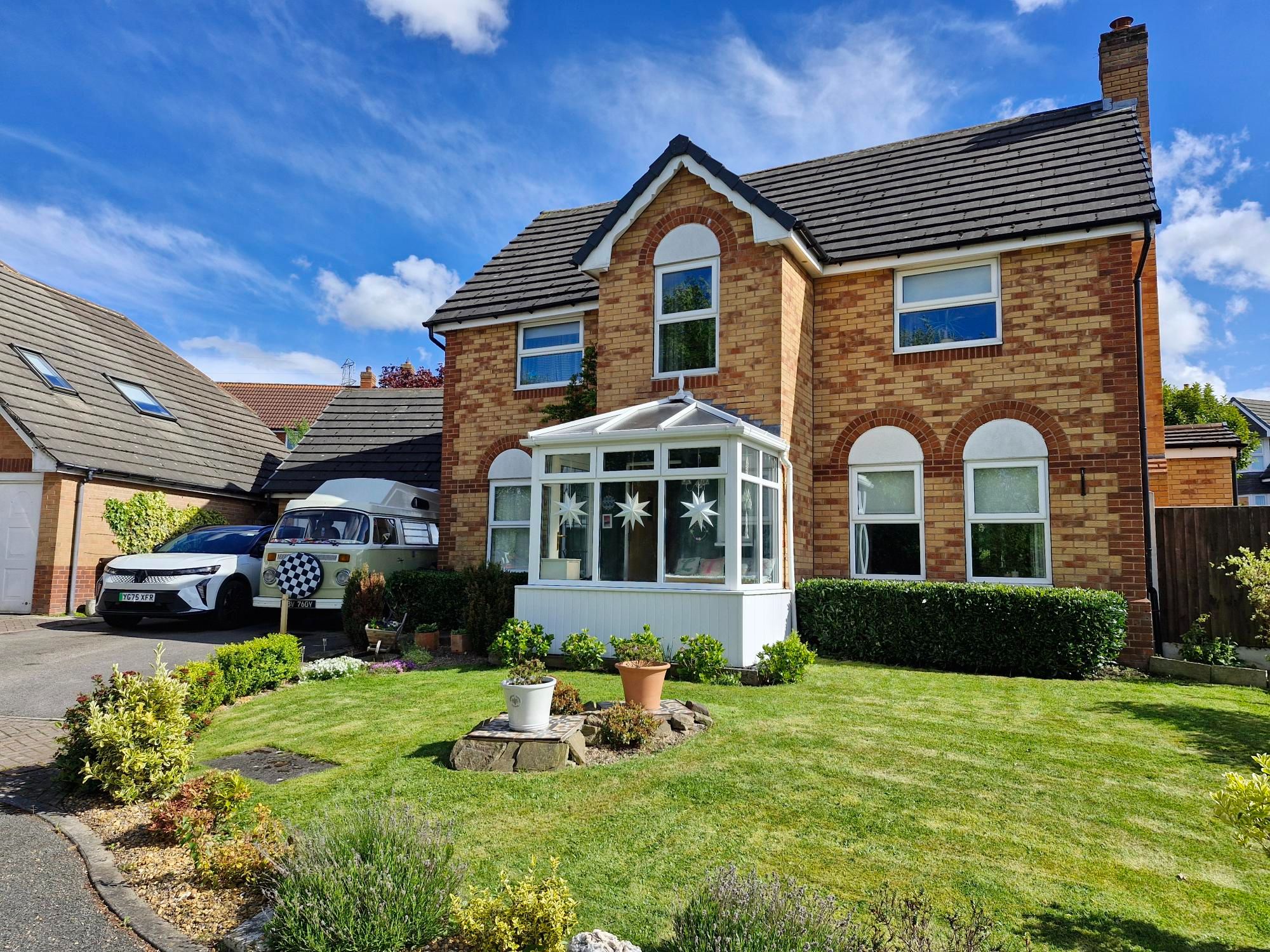 4 Bed Detached House For Sale - Photograph 1