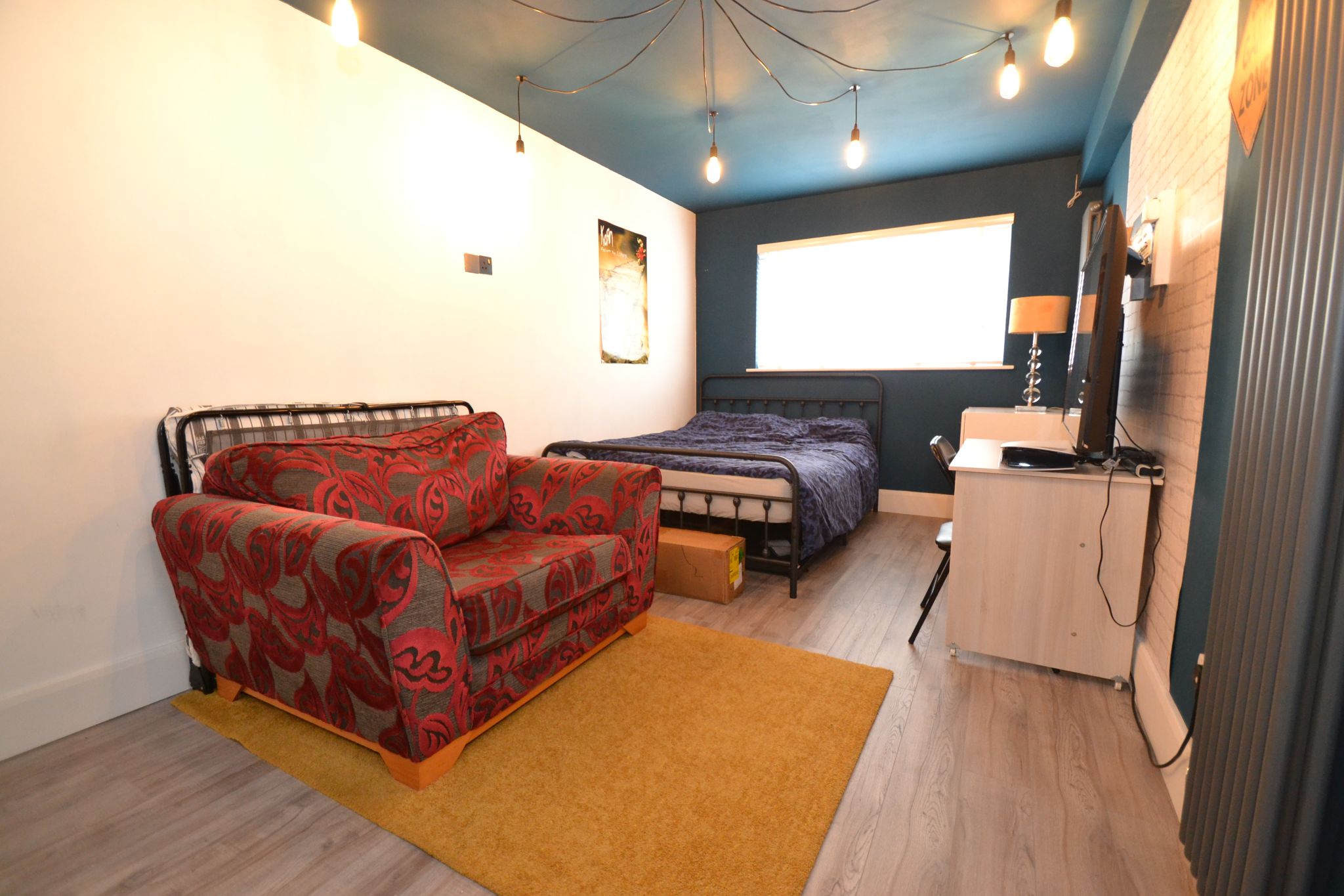5 Bed Mid Terraced House For Sale - Photograph 4