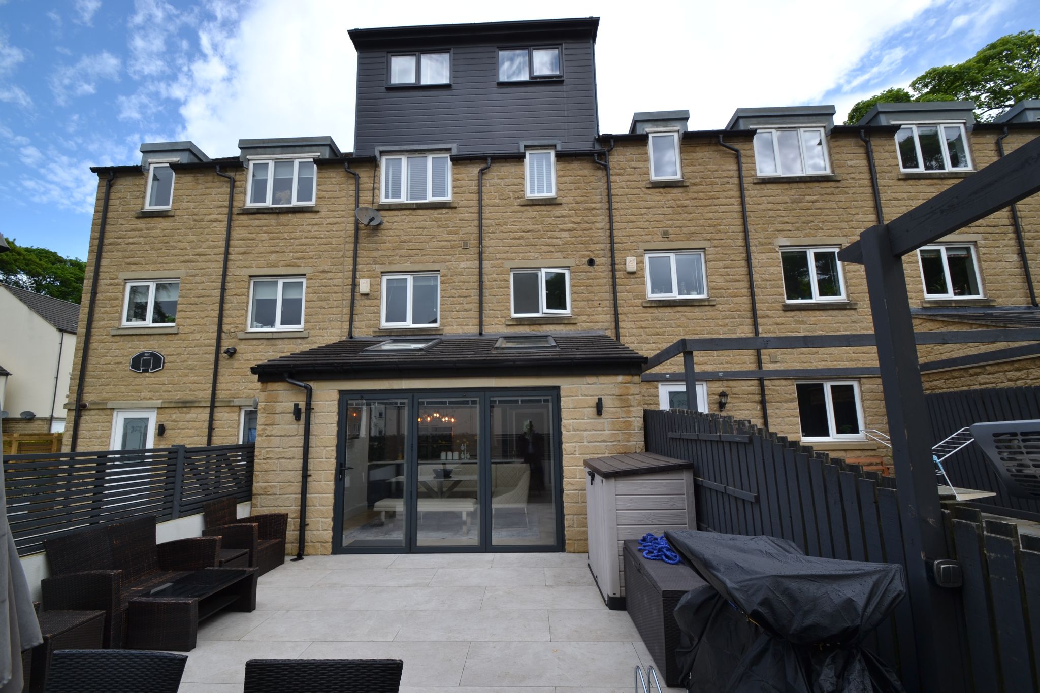 5 Bed Mid Terraced House For Sale - Photograph 1