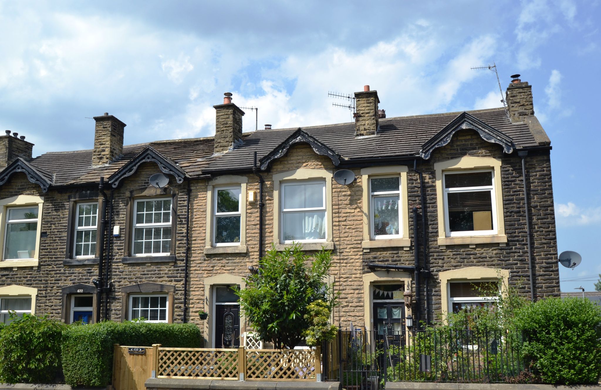 3 Bed End Terraced House For Sale - Photograph 1