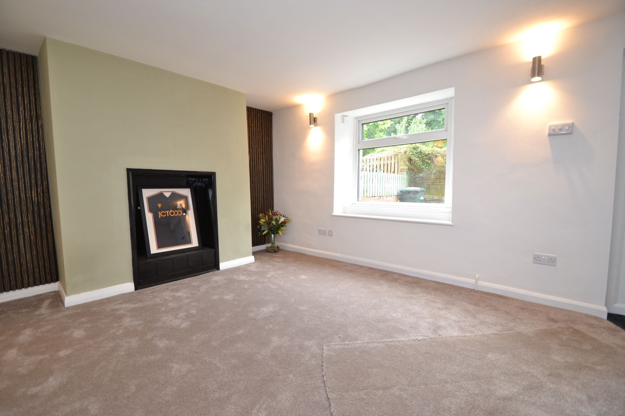 1 Bed Maisonette Flat/apartment For Sale - Photograph 2