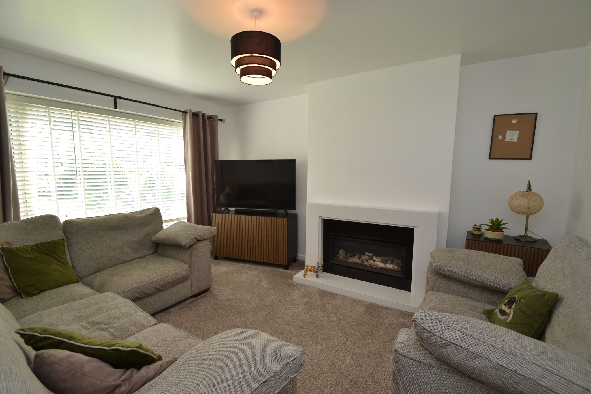 3 Bed Semi-detached House For Sale - Photograph 4