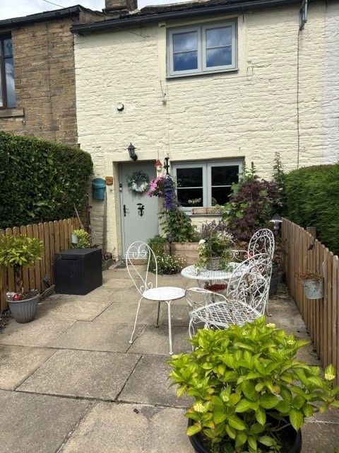 2 Bed Cottage House For Sale - Photograph 1