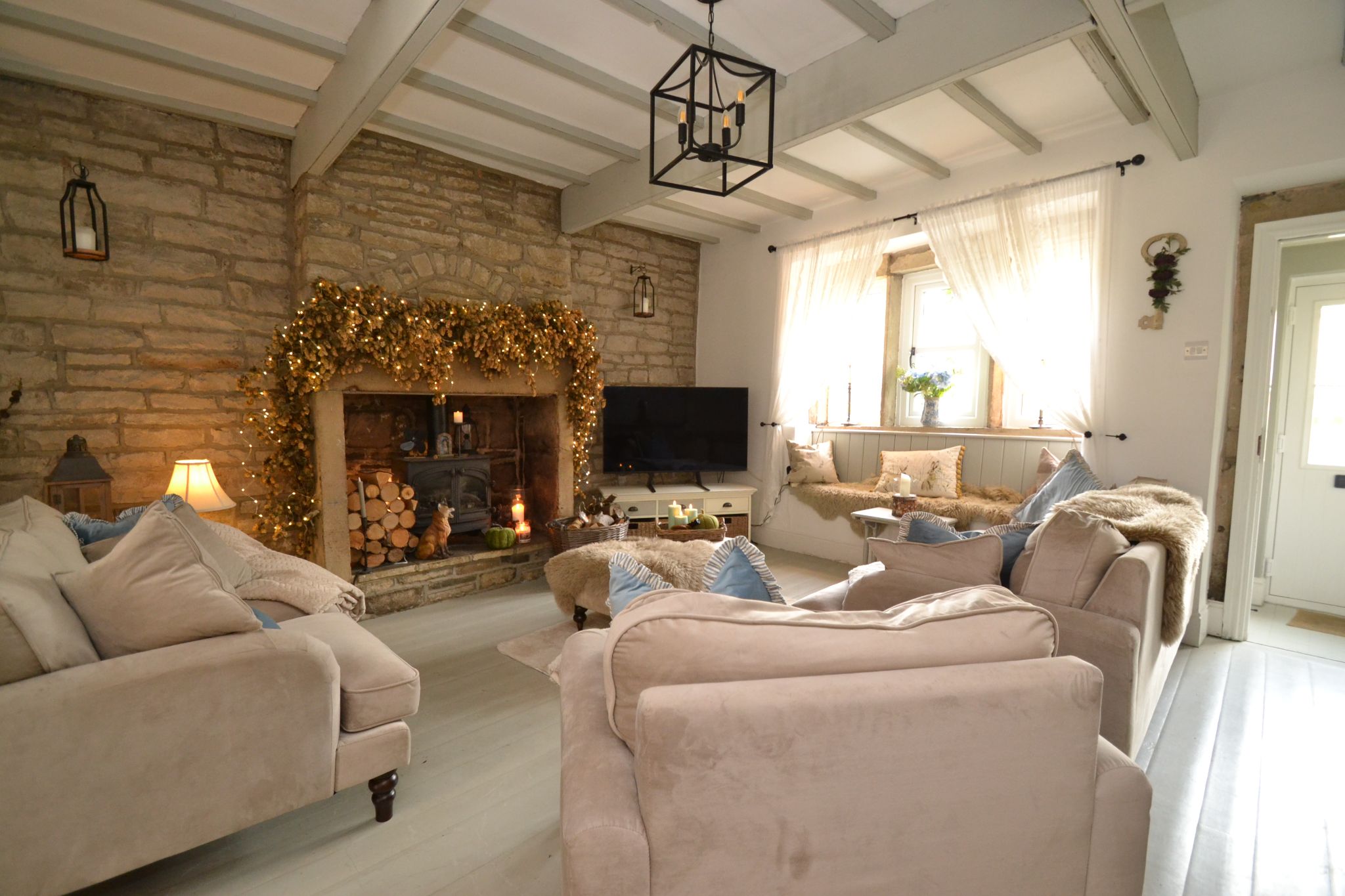 2 Bed Cottage House For Sale - Photograph 2