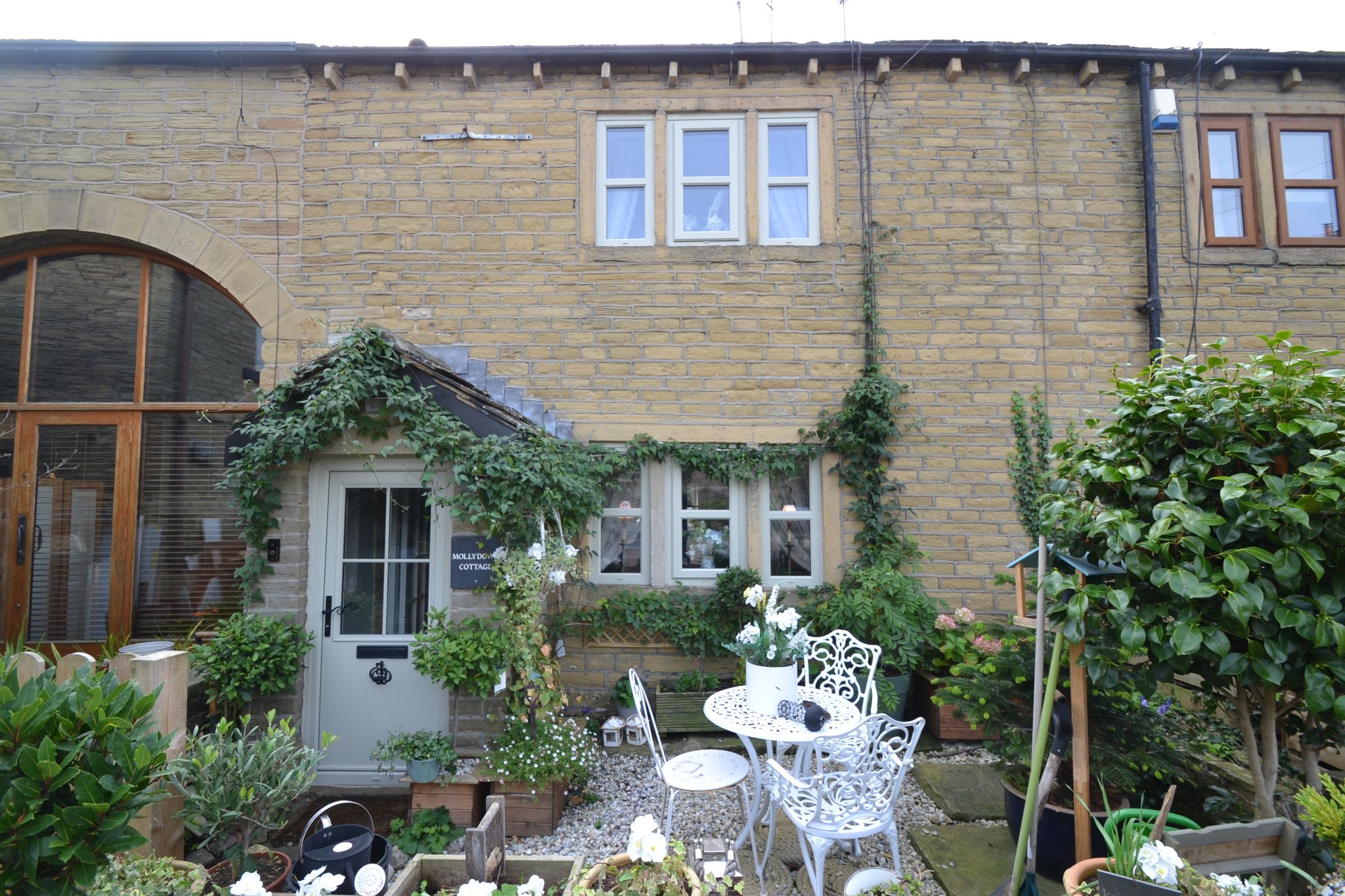 2 Bed Cottage House For Sale - Photograph 1